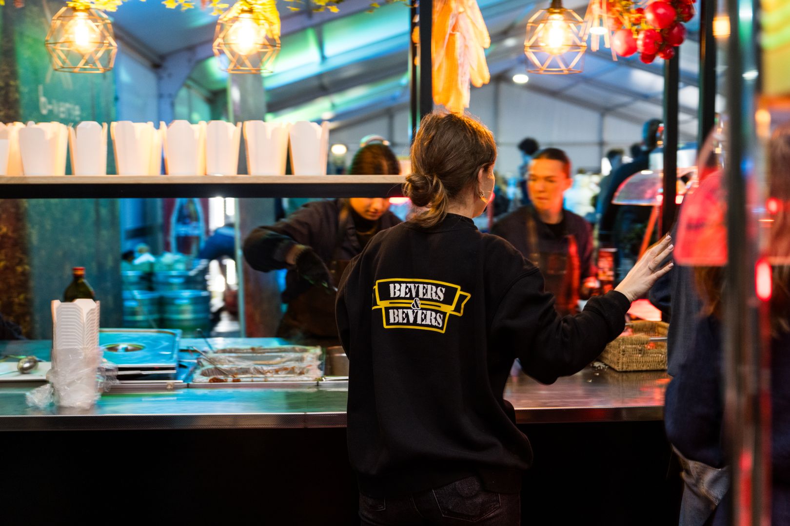 F&B-operatie met verkooppunten, medewerkers en bezoekers