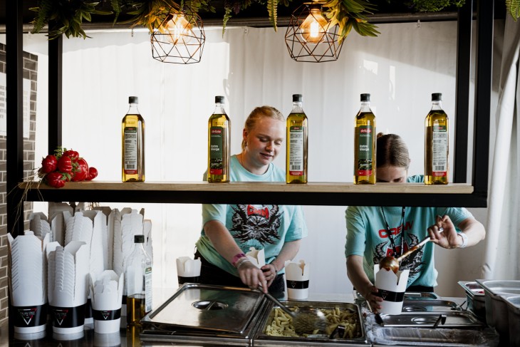 In beeld: kleurrijke gerechten, F&B in het zwart